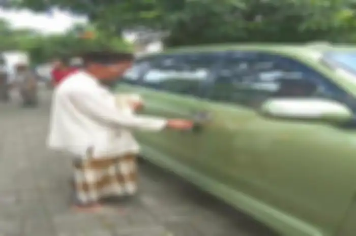 Hati-Hati! Terciduk Pengemis Tua Miliki Mobil Lagi Mangkal, Pakai Baju Lusuh Wajahnya Cacat