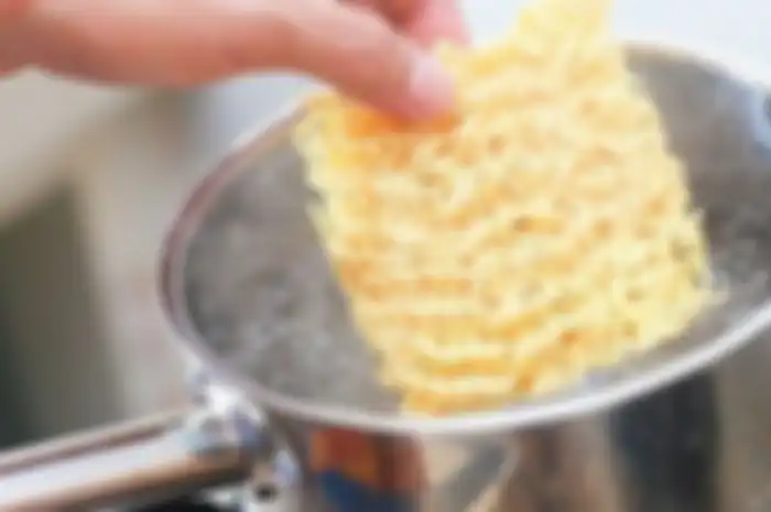 Masak mie instan bisa lebih cepat dari lampu merah Samsat Kircon? 