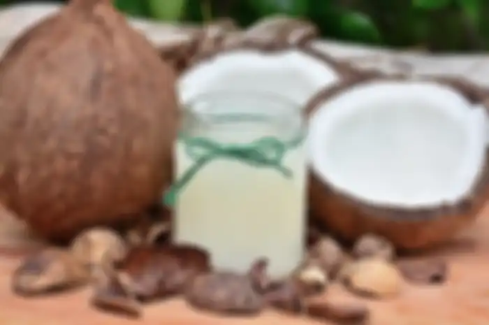 Minum air kelapa