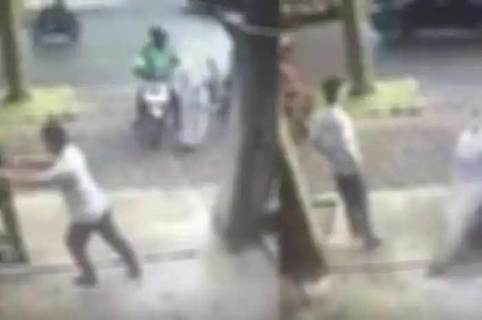 Video ojol yang tiba-tiba tabrak dua pelajar.