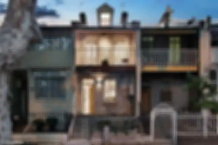Ilustrasi rumah tingkat.