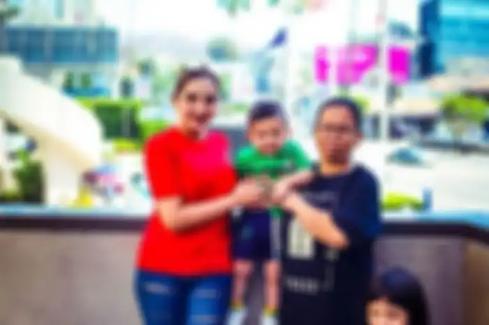 Ashanty bersama pengasuh anaknya, Uteng.