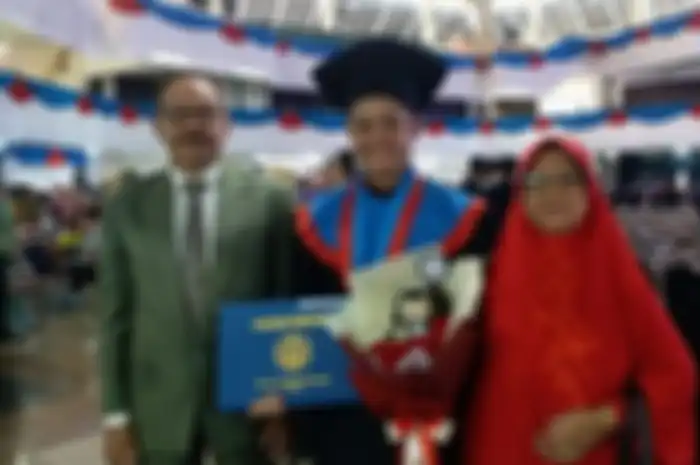 Rendra Panca Anugrah berpose bersama kedua orang tuanya usai acara wisuda di kampus ITS Surabaya, Minggu (17/3)