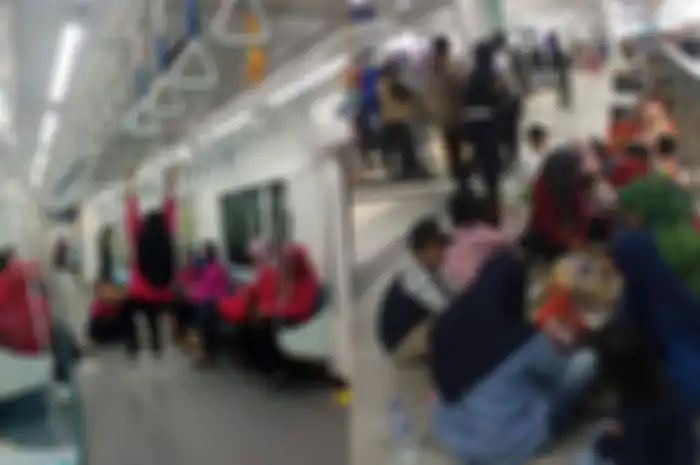 Perilaku masyarakat di dalam MRT