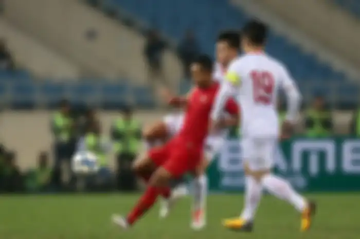 Sani Rizki ketika berebut bola dengan pemain timnas U-23 Vietnam.
