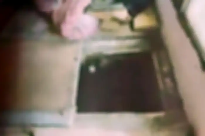 Pintu masuk ke ruang bawah tanah.