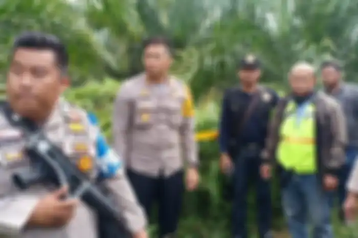 Kapolres OKI AKBP Donny Eka Syahputra melakukan olah TKP dilokasi pembunuhan MZ (24) calon pendeta di areal PT PSM Divisi 3 blok F19 dusun Sungai Baung, Desa Bukti Batu Kecamatan Air Sugihan Kabupaten OK