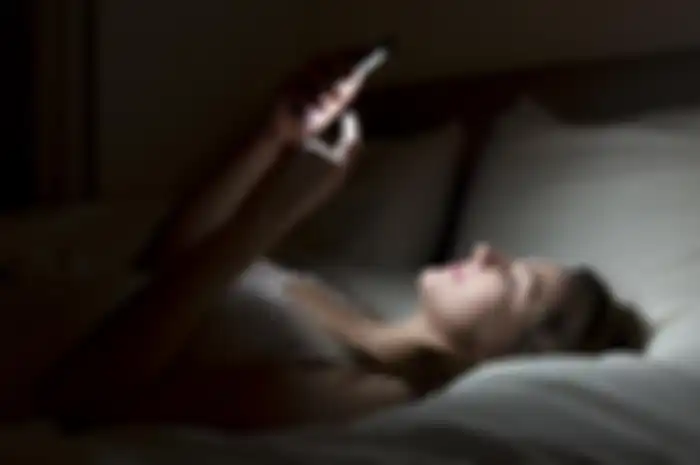 Waspada! 4 Perubahan Mengerikan pada Tubuh ini Akan Terjadi Jika Kamu Sering Main HP Sebelum Tidur