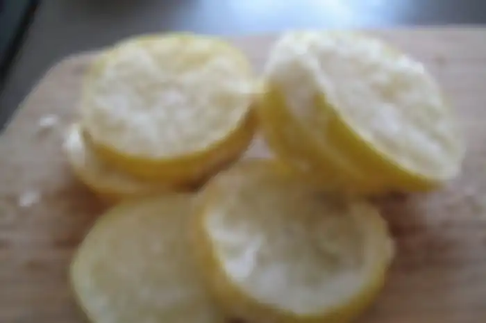 Mengonsumsi lemon beku