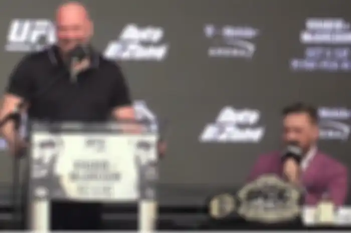 Dana White (kiri) dan McGregor (kanan)