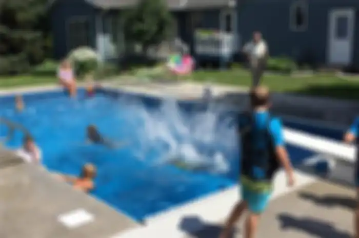 Sekarang, anak-anak yang bermain di kolam renangnya juga menjadi cucunya
