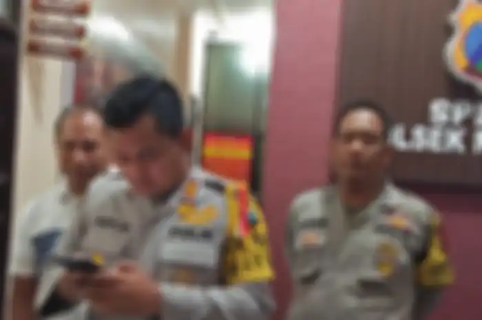 Kapolsek Manyar, AKP Ady Nugroho (tengah).