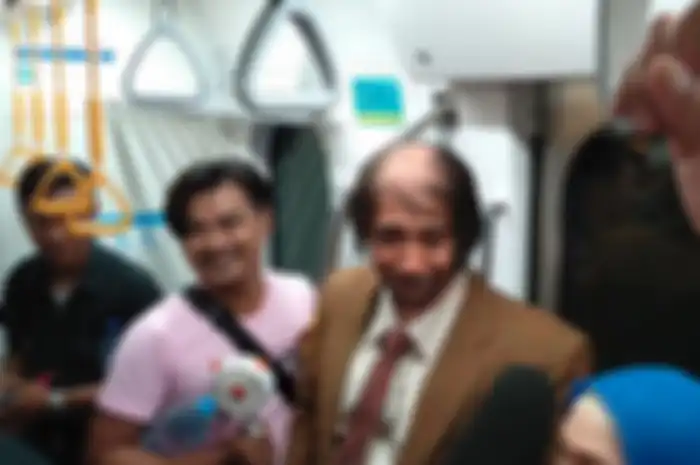 Reza Rahadian berbaur dengan penumpang saat menumpangi MRT tujuan Lebak Bulus pada Jumat (29/3/2019).