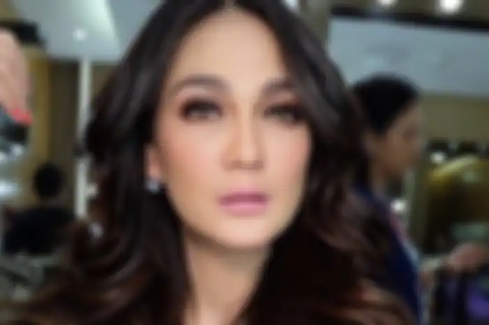 Luna Maya Pamer Berlian.