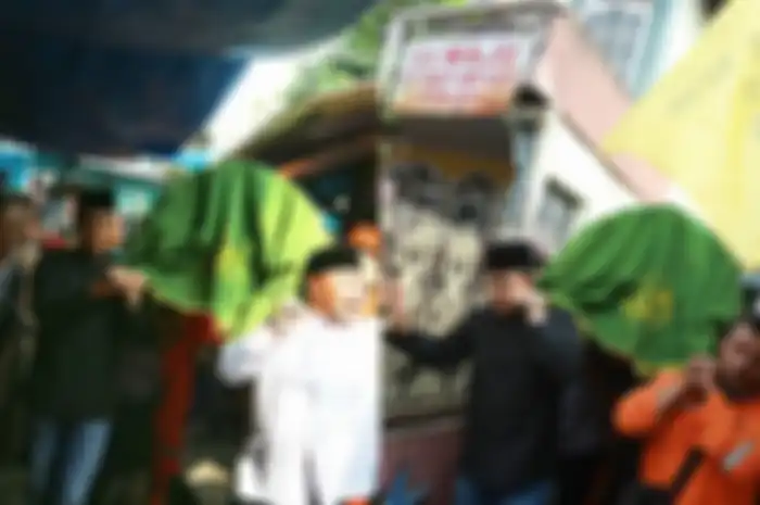 Susuri Gang Sempit, Anies Baswedan Ikut Gotong Keranda Jenazah Petugas Kebersihan yang Meninggal Usai Ditabrak Pengendara Motor