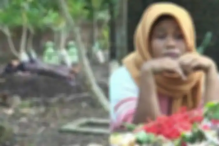 (kanan)Ibu korban, Mussahana saat berada di makam putrinya di Desa Mlaten, Kecamatan Mijen, Kabupaten Demak, Rabu (3/4/2019). 