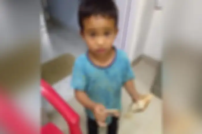 Bocah laki-laki membawa anak ayam ke rumah sakit.