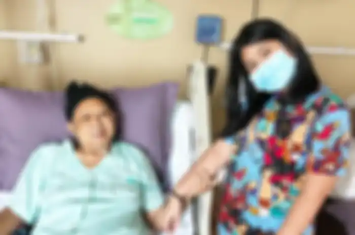 Almira Yudhoyono menemani Ani Yudhoyono selepas keluar dari ruang ICU.