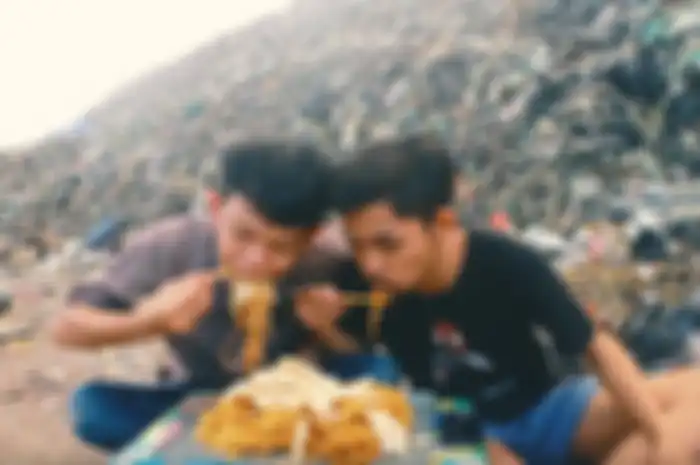 Ari dan Iwan Mukbang di TPA sampah Antang, Makassar.