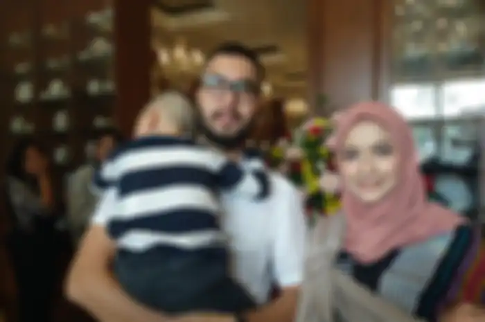 Revalina S Temat bersama suami dan anaknya 