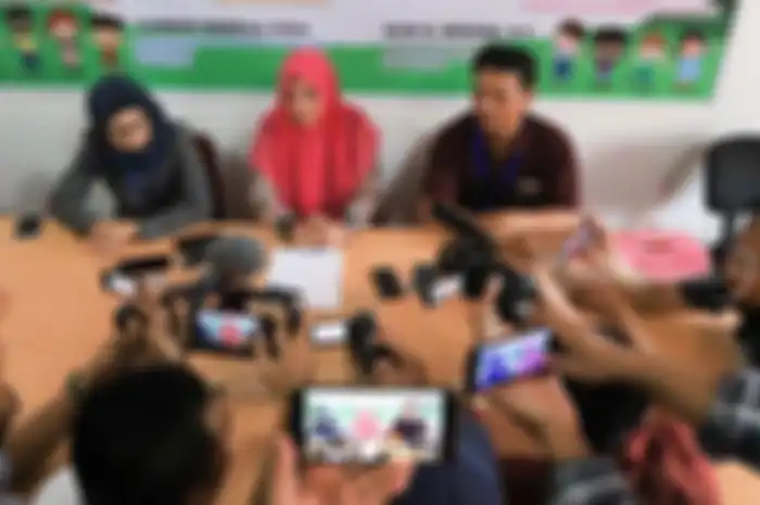 Ketua KPPAD Kalimantan Barat, Eka Nurhayati Ishak (tengah) memberikan keterangan kepada awak media dalam konferensi pers di kantor KPPAD Kalbar, Jalan Da Hadi, Pontianak, Senin (8/4/2019). 