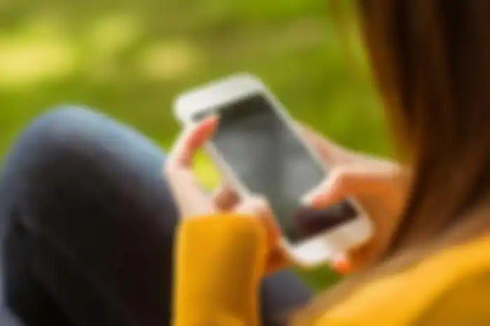 ilustrasi menggunakan hape untuk membuat logo
