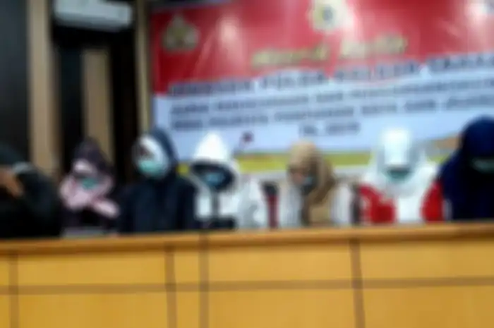 3 tersangka pengeroyokan siswi SMP di Pontianak, bersama saksi kejadian melakukan permintaan maaf dan mengakui perbuatannya di Mapolresta Pontianak, Kalimantan Barat, Rabu (10/4)