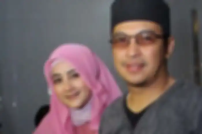 Umi Pipik dengan Alm. Ustaz Jefri Al Buchori
