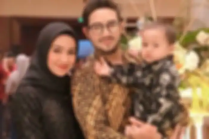 Aryani Fitriana, Donny Michael, dan anak pertamanya   