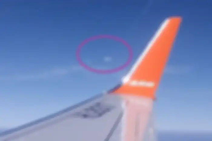 Benda yang diduga UFO terlihat dari sebuah pesawat