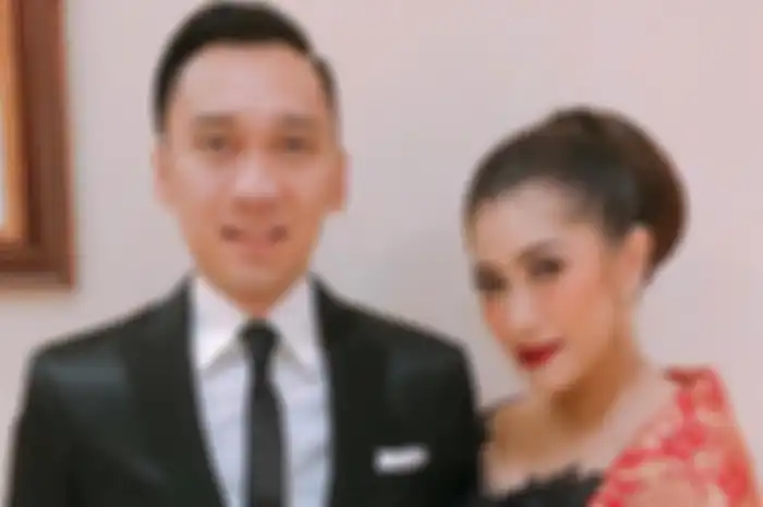 Serasi Banget! Pasangan Edhie Baskoro dan Aliya Rajasa Kenakan Batik Couple saat Datang ke TPS