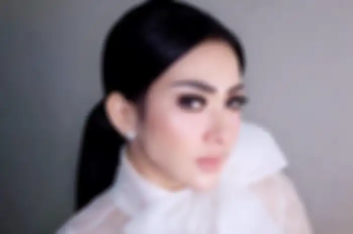 Intip Gaya Syahrini Saat Pamer Kelingking Ungu ala Pemilu, Tetap Glamor!