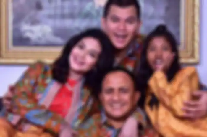 Dulu Sering Cek-cok, Kini Kedekatan Bella Saphira yang Kompak dengan Anak Tiri saat Datang ke TPS Curi Perhatian!