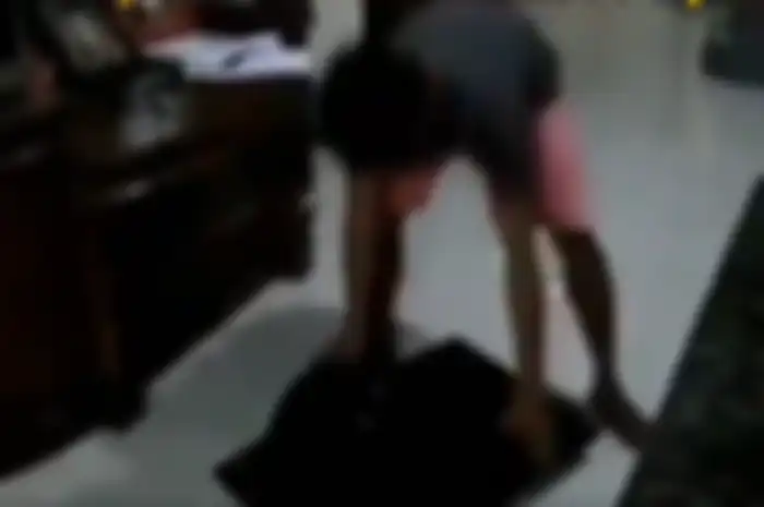 Pria di Padang banting dan injak-injak televisinya sendiri.