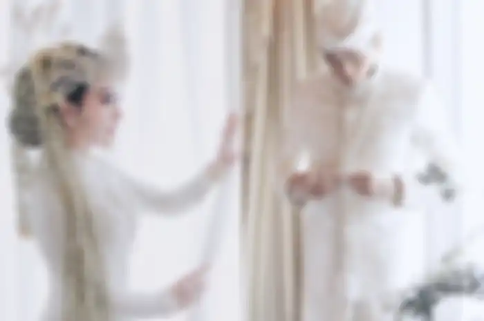 Pakaian pengantin bernuansa serba putih ala Syahrini dan Reino Barack