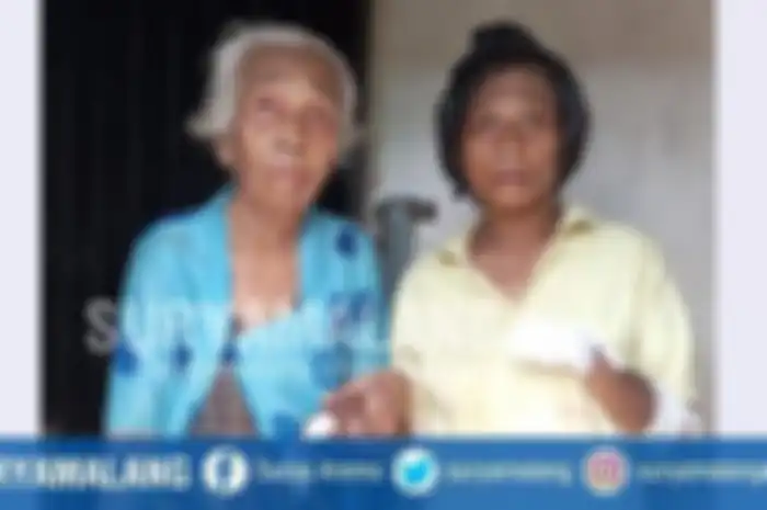 Penderita gangguan jiwa dan kanibal Wiji Fitriani (29) asal Desa Ngadi, Kecamatan Mojo, Kabupaten Kediri bersama neneknya.