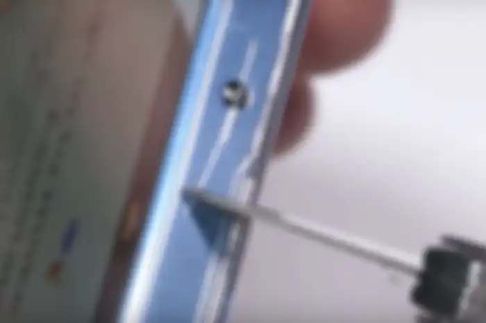 Kali ini, JerryRigEverything melakukan durbality test pada Huawei P30 Pro