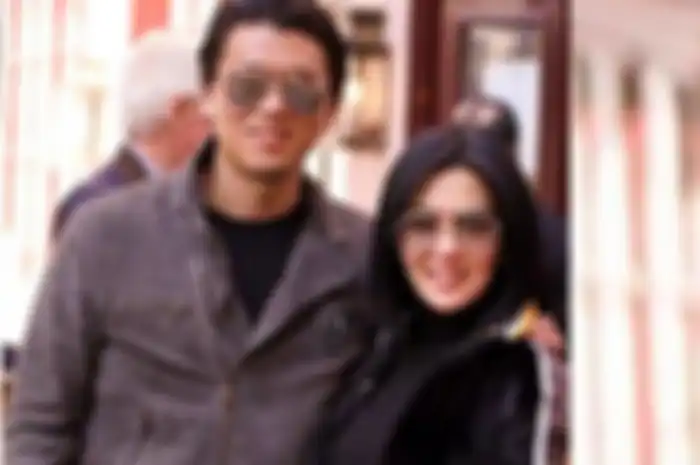 Heboh Ada yang Aneh dengan Kakinya, Syahrini Santai Nikmati Makan Sambil Nyanyi dengan Reino Barack