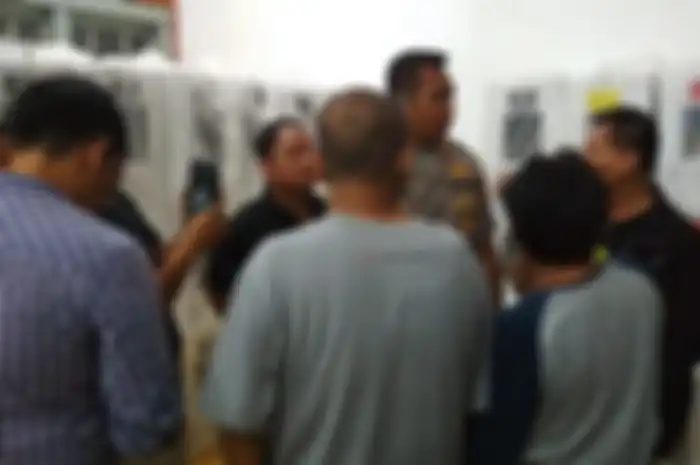 Polres Banyumas gelar prarekonstruksi perusakan kotak suara di gudang penyimpanan Balai Desa Notog, Kabupaten Banyumas