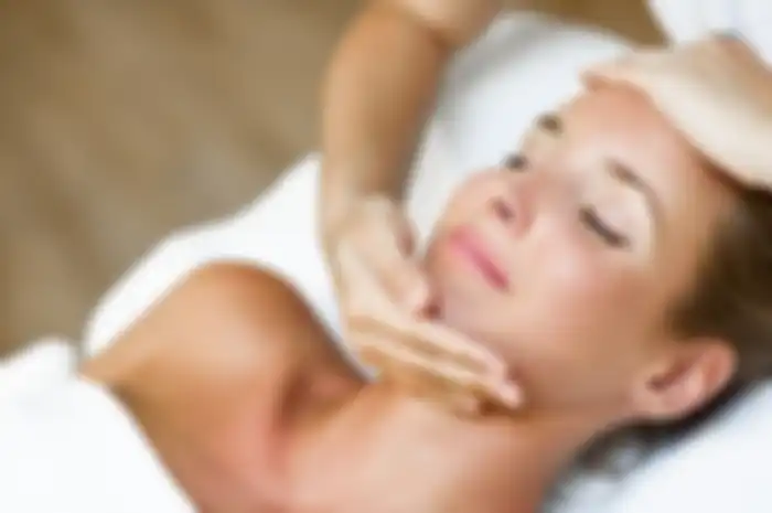 Efektif manakan perawatan kulit di klinik atau cukup pakai skincare? Simak penjelasan pakar kecantikan ini sebelum memilih