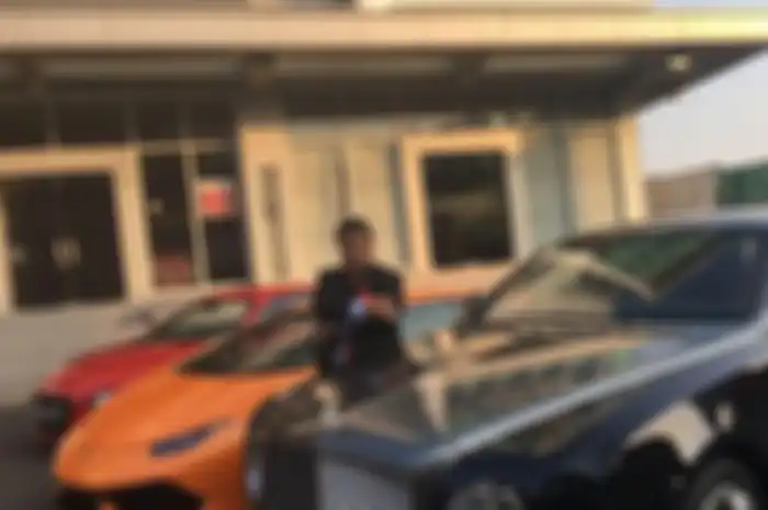 Hotman Paris dan koleksi mobil mewahnya