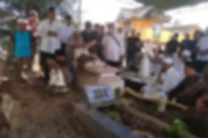 Proses pemakaman ibu dan anak di TPU  Limbungan Kota Palembang (Foto: Aji YK Putra/Kompas.com) 