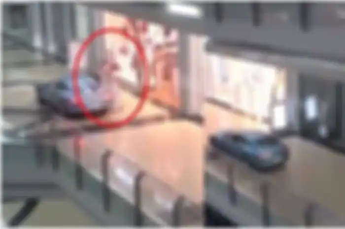 Viral video pria sewa satu mall supaya bisa keliling dan berbelanja menggunakan mobil.