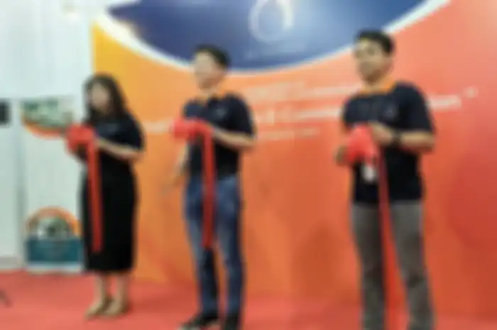Agustina Putri Wijaya, Marketing Director Jet Commerce, Oliver Yang, Chief Executive Officer Jet Commerce, dan Muhamad Irwan Prima, Warehouse Manager, meresmikan fulfillment terbaru, (23/04/2019), di Daan Mogot, Tangerang