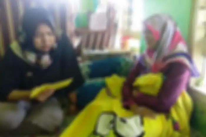Dewi Lutfiatun Nadhifah (memegang selimut), pengawas TPS,mengalami Keguguran Kandungan, (Foto: Kompas.com/Ahmad Winarno)