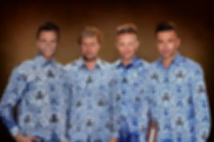 Westlife pakai seragam Korpri