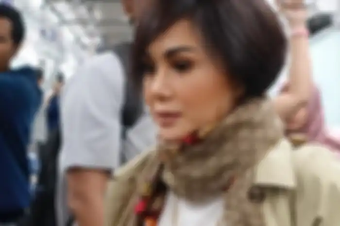 Yuni Shara tampil dengan barang branded saat pertama kali coba MRT Jakarta