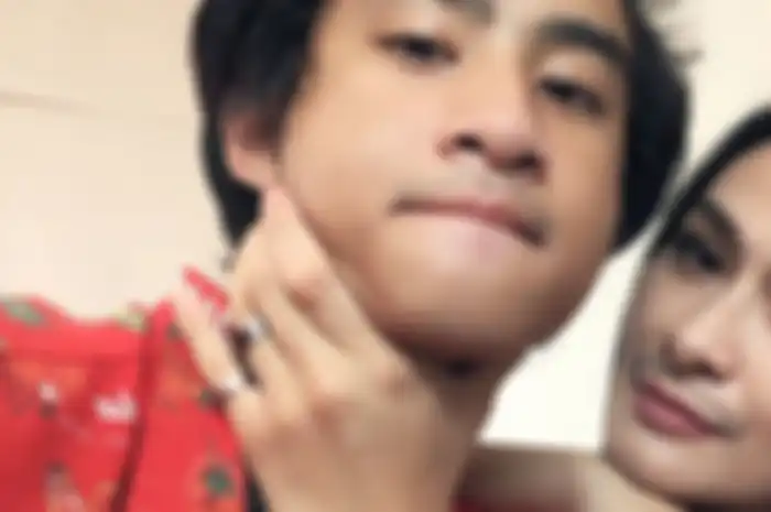 Iis Dahlia bersama anaknya Devano Danendra