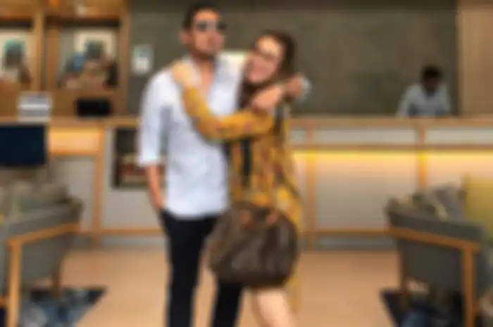 Penyanyi Rio Ferbrian bersama sang istri, Sabria Kono.