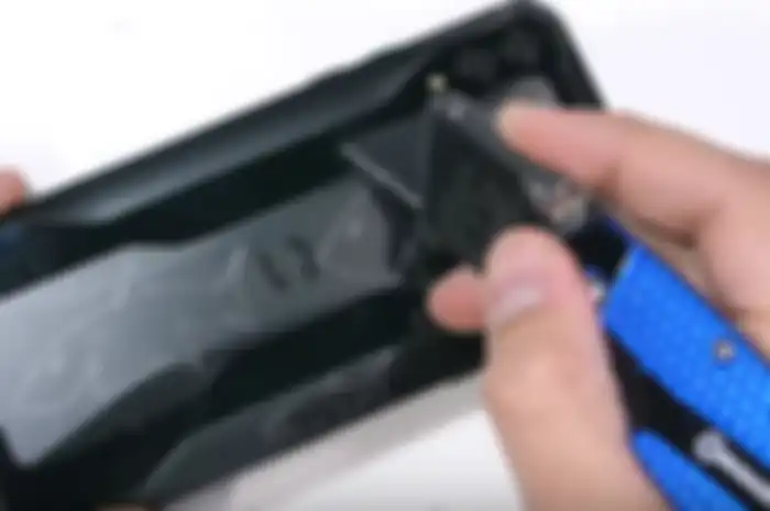 Uji ketahanan Xiaomi Black Shark 2 oleh Youtuber JerryRigEverything